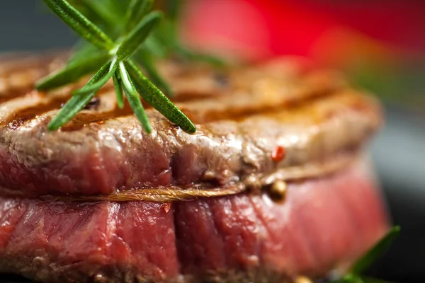 Carne Fresca Grelhada Bife Grelhado Médio Raro Tábua Corte Madeira — Fotografia de Stock