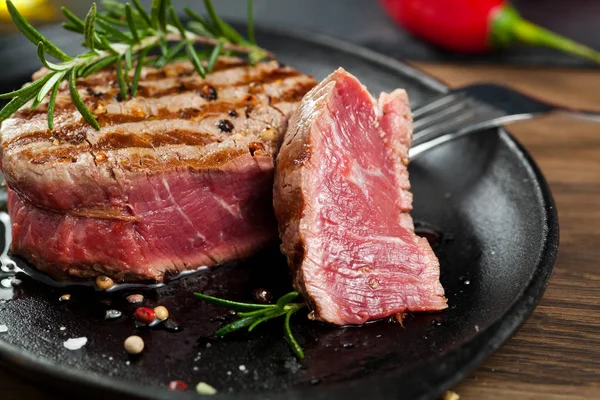 Čerstvé Grilované Maso Grilovaný Hovězí Steak Středně Propečený Dřevěném Prkénku — Stock fotografie