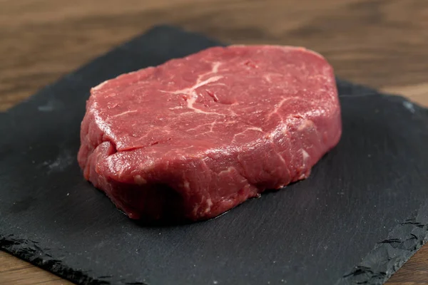 Steak Boeuf Cru Sur Une Table Bois Sombre — Photo