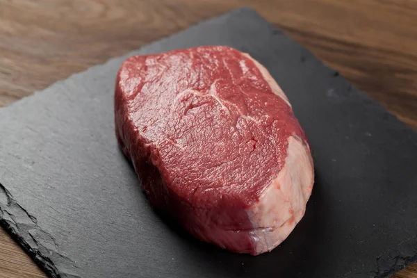 어두운 위에서 쇠고기 스테이크를 — 스톡 사진