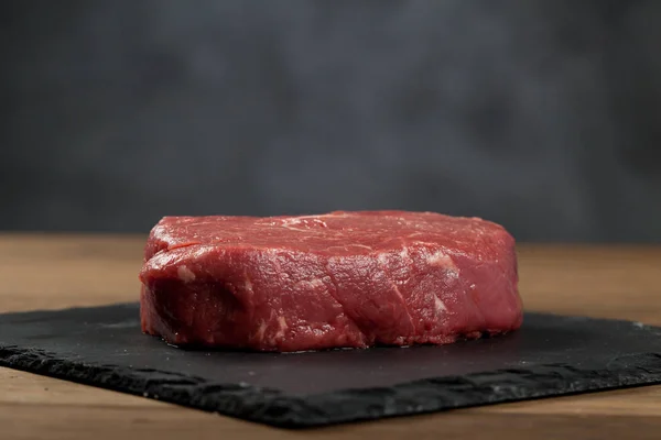 어두운 위에서 쇠고기 스테이크를 — 스톡 사진