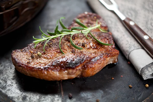 Čerstvé Šťavnaté Střední Vzácné Hovězí Grillsteak Grilování Masa Zblízka — Stock fotografie