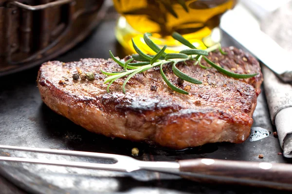 Grillsteak Świeże Soczyste Średnio Wysmażoną Wołowiną Mięso Grilla Bliska — Zdjęcie stockowe