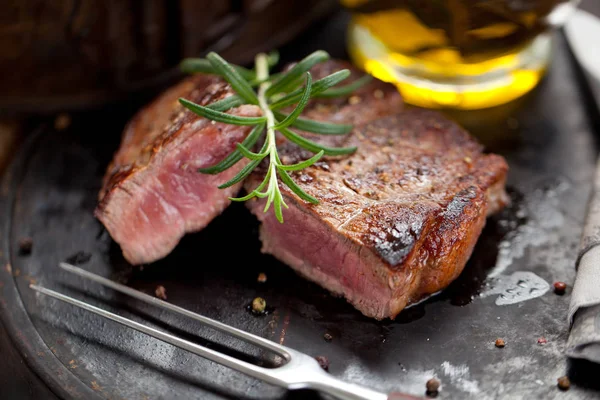 新鲜多汁的中稀有牛肉 Grillsteak 烧烤肉特写 — 图库照片