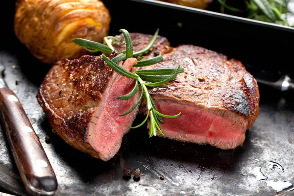 Fresh Juicy Medium Rare Beef Grillsteak Barbecue Meat Close — Stock Photo, Image