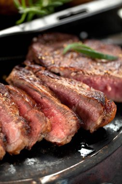 Taze sulu Orta nadir sığır eti Grillsteak. Barbekü et yakın çekim