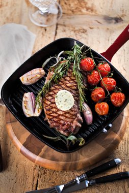 Izgara siyah Angus biftek kızartma koyu arka plan üzerinde dökme demir ızgara tava üzerinde Striploin