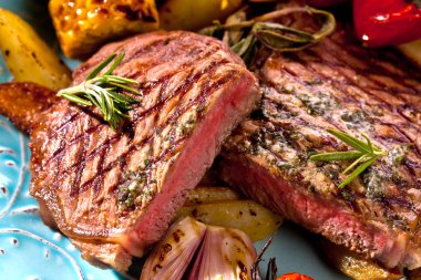 Sulu biftek, orta pişmiş, baharatlı biftek.