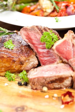 Izgara antrikot biftek biftek, otlar ve baharatlar. Üstten Görünüm