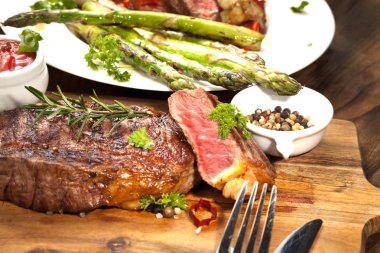 Izgara antrikot biftek biftek, otlar ve baharatlar. Üstten Görünüm