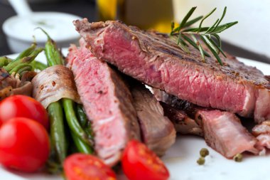 Patates dilimleri ve Fransızca fasulye sulu kaburga eti