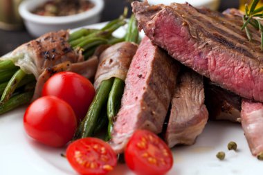 Patates dilimleri ve Fransızca fasulye sulu kaburga eti