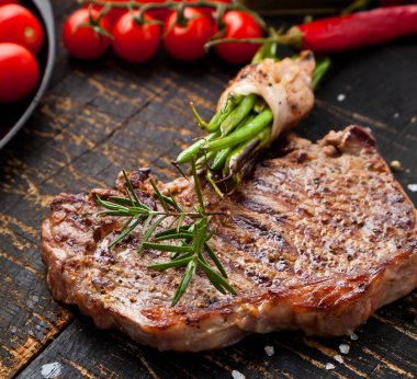 Taze ızgara et. Izgara dana biftek pişmiş ahşap kesme tahtası üzerinde. Üstten Görünüm.