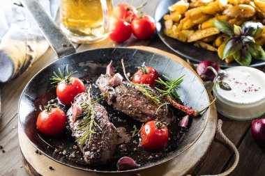 Bir fileto biftek yemek fotoğraf tarifi fikir pişirme