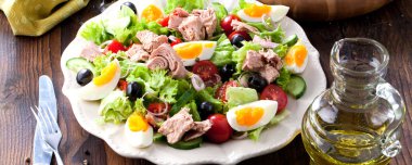 Ton balıklı salata marul, yumurta ve domates koyu ahşap tablo