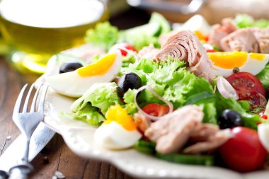 Ton balıklı salata marul, yumurta ve domates koyu ahşap tablo