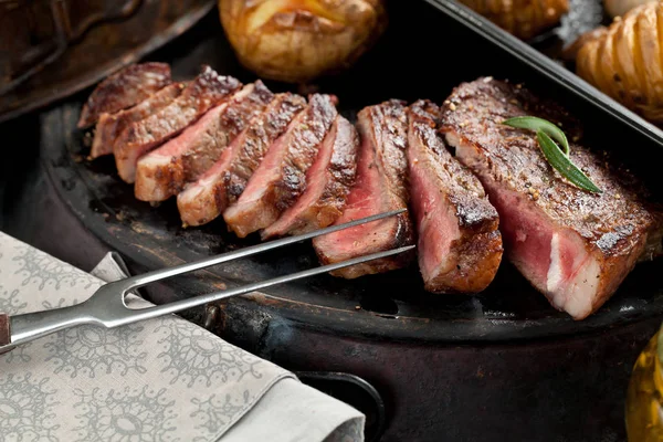 Fresh Juicy Medium Rare Beef Grillsteak Barbecue Meat Close — Stock Photo, Image