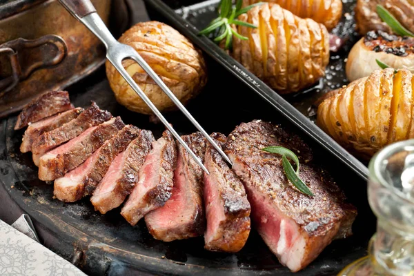 Fresh Juicy Medium Rare Beef Grillsteak Barbecue Meat Close — Stock Photo, Image