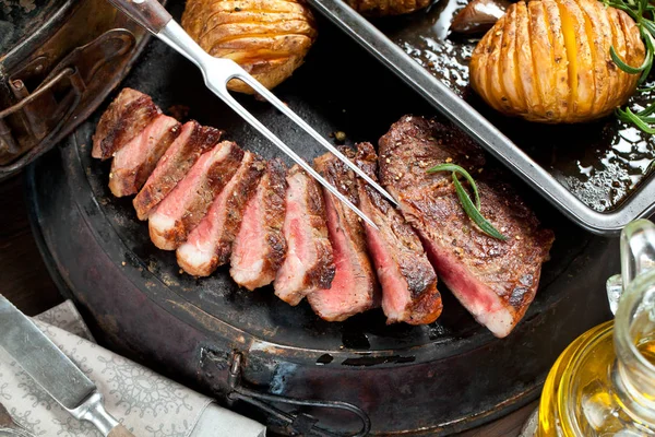 Frisches Saftiges Mittelseltenes Rindfleisch Grillsteak Grillfleisch Aus Nächster Nähe — Stockfoto