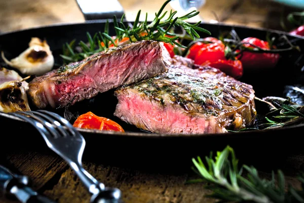 Grilovaný Striploin Steak Black Angus Smažení Pánev Litinová Tmavém Pozadí — Stock fotografie