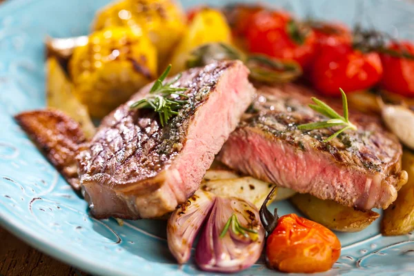 Carne Res Jugosa Mediana Rara Con Especias —  Fotos de Stock