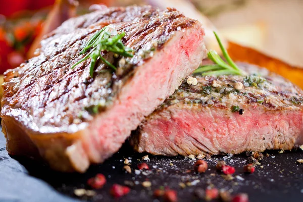 Filete Asado Parrilla Rebanado Striploin Con Cuchillo Tenedor Tallado Pizarra — Foto de Stock