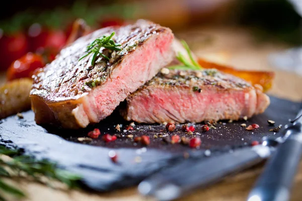 Plátky Grilované Maso Barbecue Steak Striploin Nožem Vidličkou Řezbářských Sada — Stock fotografie