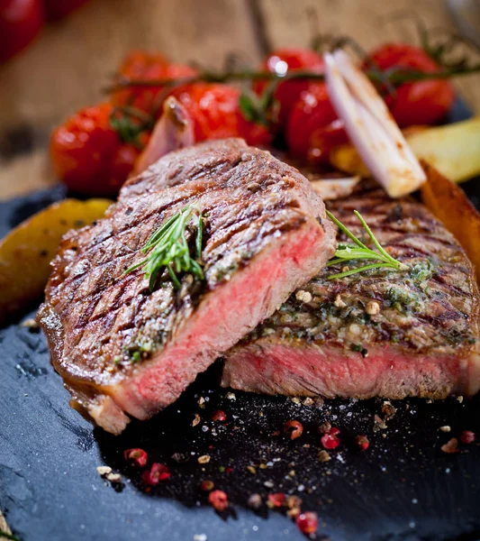 Plátky Grilované Maso Barbecue Steak Striploin Nožem Vidličkou Řezbářských Sada — Stock fotografie