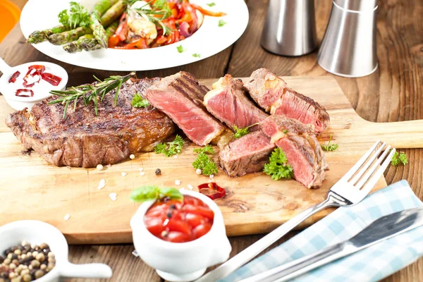 Grillad Ribeye Nötstek Örter Och Kryddor Ovanifrån — Stockfoto