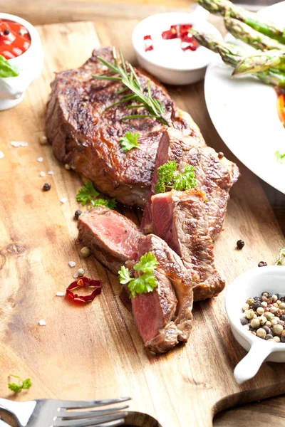 Gegrilltes Ribeye Beef Steak Kräuter Und Gewürze Ansicht Von Oben — Stockfoto