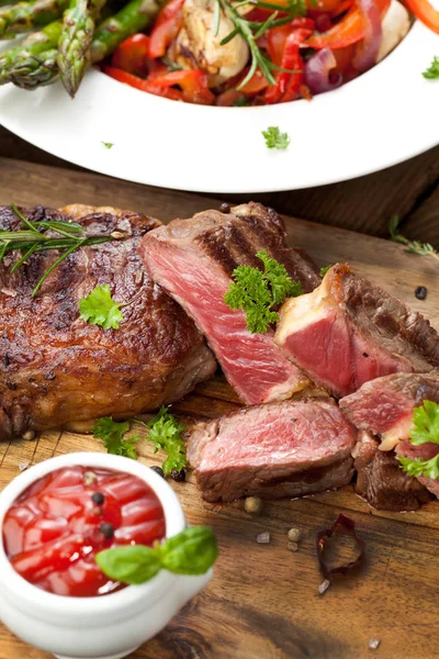 Ribeye Grilovaný Hovězí Steak Byliny Koření Pohled Shora — Stock fotografie