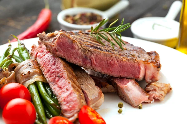 Saftiges Rib Eye Steak Mit Kartoffelkeilen Und Französischen Bohnen — Stockfoto