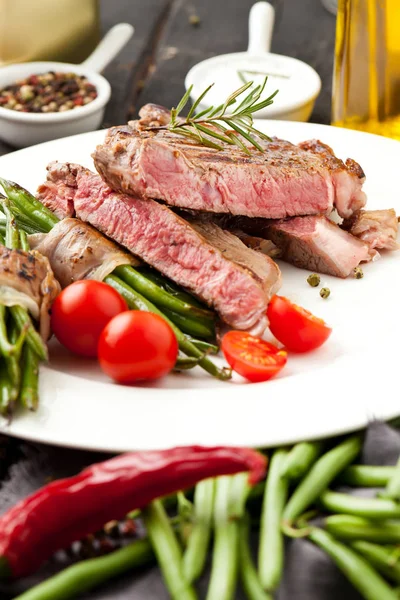 Saftiga Rib Eye Steak Med Klyftpotatis Och Franska Bönor — Stockfoto