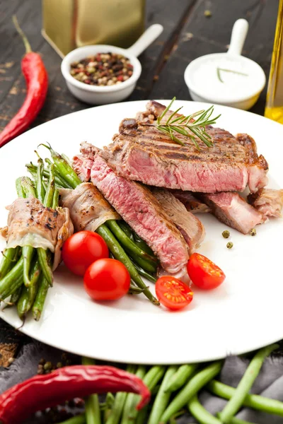 Saftiges Rib Eye Steak Mit Kartoffelkeilen Und Französischen Bohnen — Stockfoto