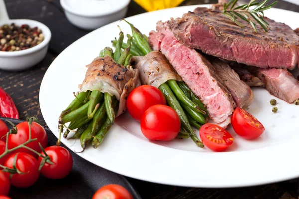 Saftiges Rib Eye Steak Mit Kartoffelkeilen Und Französischen Bohnen — Stockfoto