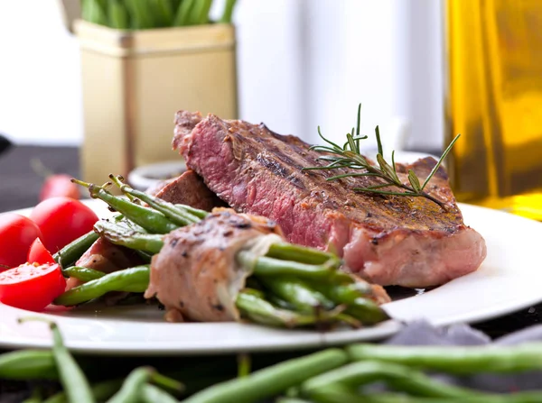 Juicy Rib Eye Steak Potato Wedges French Beans — Stock Photo, Image