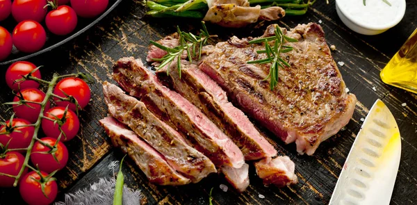 Frisches Grillfleisch Gegrilltes Rindersteak Mittel Selten Auf Einem Holzschneidebrett Ansicht — Stockfoto