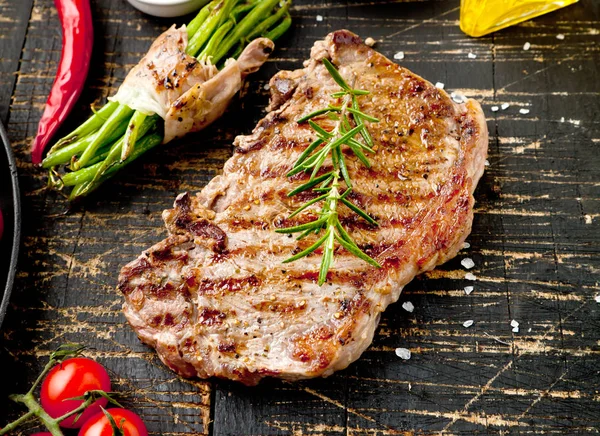 Viande Fraîche Grillée Steak Bœuf Grillé Moyen Rare Sur Planche — Photo