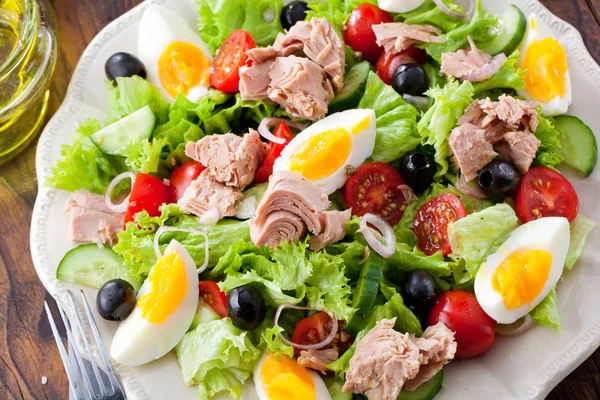 Tonijnsalade Met Sla Eieren Tomaten Donkere Houten Tafel — Stockfoto