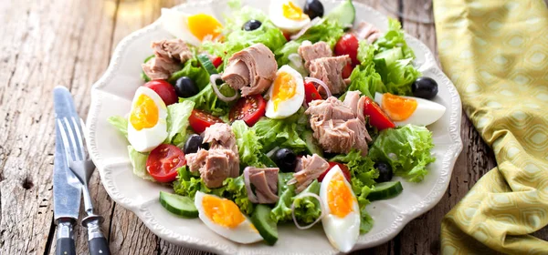Tuna Salad Lettuce Eggs Tomatoes Dark Wooden Table — Stock Photo, Image