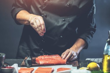 Şef somon slice tuz koyarak kapatın.