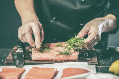 Şef somon slice tuz koyarak kapatın.