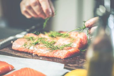 Şef somon slice tuz koyarak kapatın.