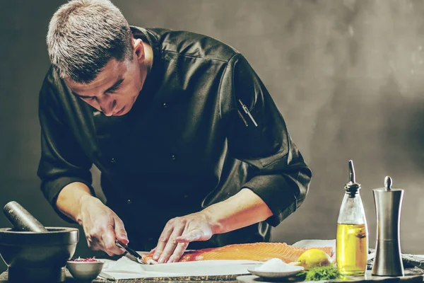 Salmão Grande Está Nas Mãos Cozinheiro Chefe Ele Está Usando — Fotografia de Stock