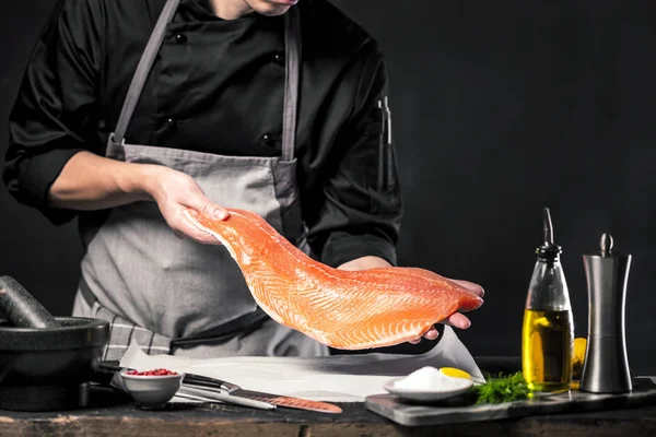 Grande Salmone Nelle Mani Dello Chef Cuoco Sta Usando Coltello — Foto Stock