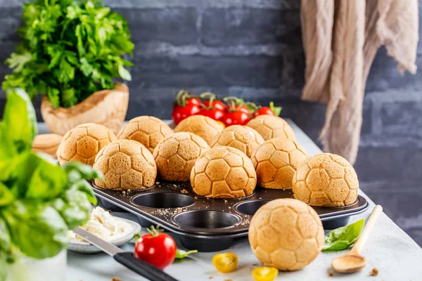 Snídaně Šálkem Kávy Německý Girlanda Chléb Podobě Koule Vejce Malované — Stock fotografie