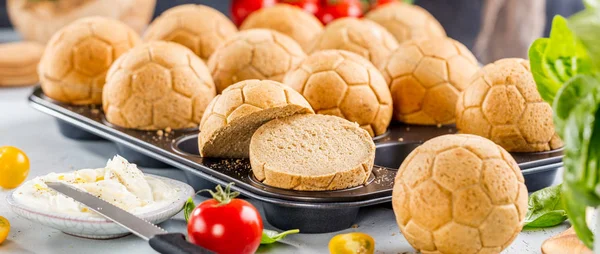 Café Manhã Com Xícara Café Guirlanda Alemã Pão Forma Bola — Fotografia de Stock