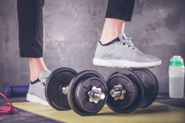 Beden ve zihin egzersiz loft fitness salonunda