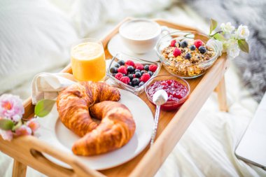 Kahve, portakal suyu, kruvasan, tahıl ve meyve ile kahvaltı. Dengeli beslenme.