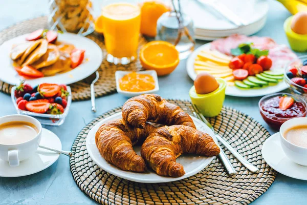 朝食はコーヒー オレンジ ジュース クロワッサン シリアル フルーツ添え バランスの取れた食事 — ストック写真